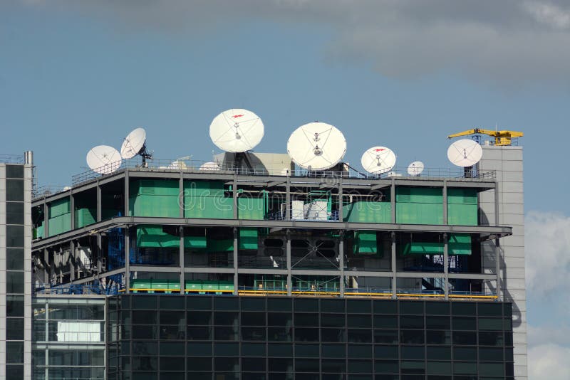 Dachspitzenmediensatellitenschüsseln stockfotos Dachspitzenmediensatellitenschüsseln stockfotos
