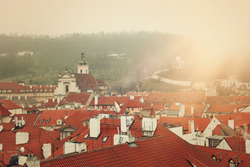 Dachy dachowe praskie, widok z góry zdjęcie w stylu vintage i mostalgicznym obrazy stock Dachy dachowe praskie, widok z góry zdjęcie w stylu vintage i mostalgicznym obrazy stock