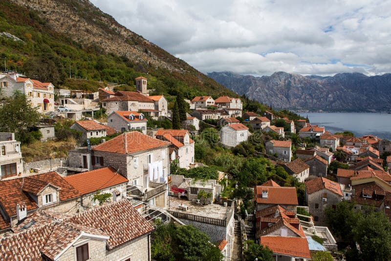 Dachy starzy domy w Perast i zatoce z górami w Montenegro obrazy royalty free Dachy starzy domy w Perast i zatoce z górami w Montenegro obrazy royalty free
