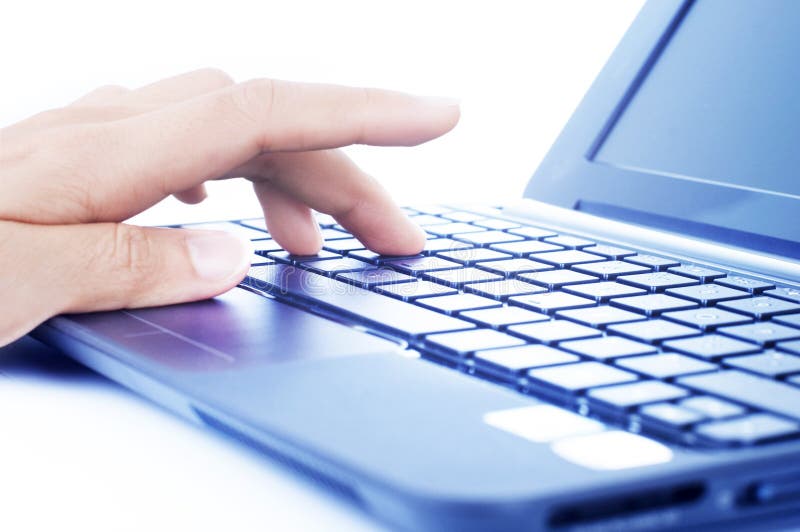 Dactilografia em um teclado do portátil Dactilografia em um teclado do portátil