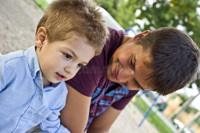 Retrato papá admirar su un hijo.