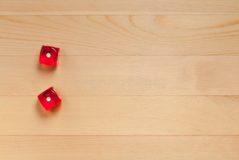 Dadi rossi su un fondo di legno marrone chiaro Scartato 2 1 e 1 fotografia stock libera da diritti Dadi rossi su un fondo di legno marrone chiaro Scartato 2 1 e 1 fotografia stock libera da diritti