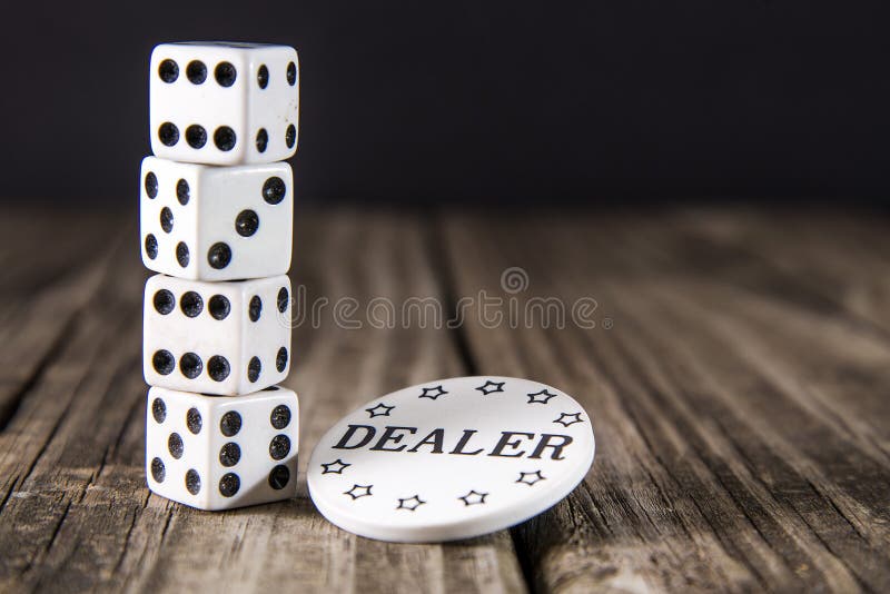 Dados en la tabla de madera del vintage - microprocesador del distribuidor autorizado del casino imagen de archivo libre de regalías Dados en la tabla de madera del vintage - microprocesador del distribuidor autorizado del casino imagen de archivo libre de regalías