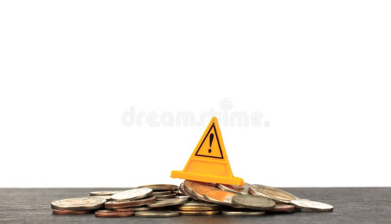 Dados en las finanzas I El caer y etiqueta de advertencia de las monedas en el backgro blanco imágenes de archivo libres de regalías Dados en las finanzas I El caer y etiqueta de advertencia de las monedas en el backgro blanco imágenes de archivo libres de regalías