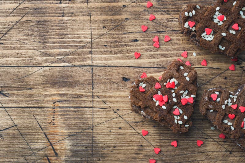 dag för begreppsvalentin` s Choklade kakor på en trätabell greeting lyckligt nytt år för 2007 kort kopiera avstånd royaltyfri bild dag för begreppsvalentin` s Choklade kakor på en trätabell greeting lyckligt nytt år för 2007 kort kopiera avstånd royaltyfri bild