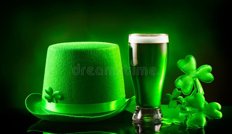 Dag för St Patrick ` s Grön halv liter för öl och trollhatt över mörker - grön bakgrund