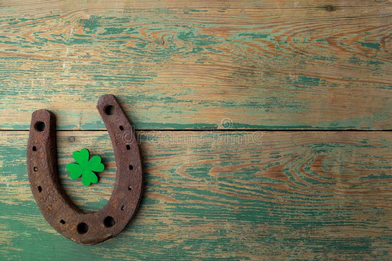 Dag för St Patricks, lyckliga berlock Horesechoe och treklöver på träbakgrund royaltyfria bilder Dag för St Patricks, lyckliga berlock Horesechoe och treklöver på träbakgrund royaltyfria bilder
