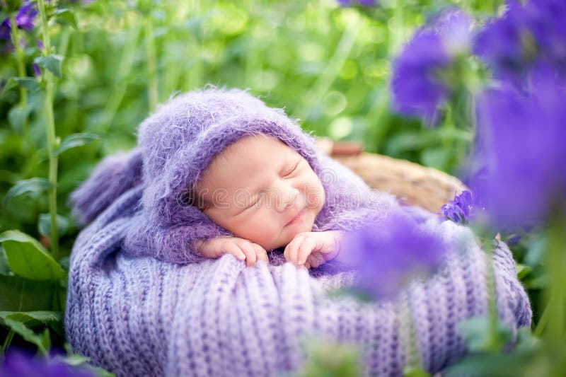 17 dag gammalt behandla som ett barn le som ?r nyf?tt, sover p? hans mage i korgen p? naturen i den utomhus- tr?dg?rden royaltyfri fotografi 17 dag gammalt behandla som ett barn le som ?r nyf?tt, sover p? hans mage i korgen p? naturen i den utomhus- tr?dg?rden royaltyfri fotografi