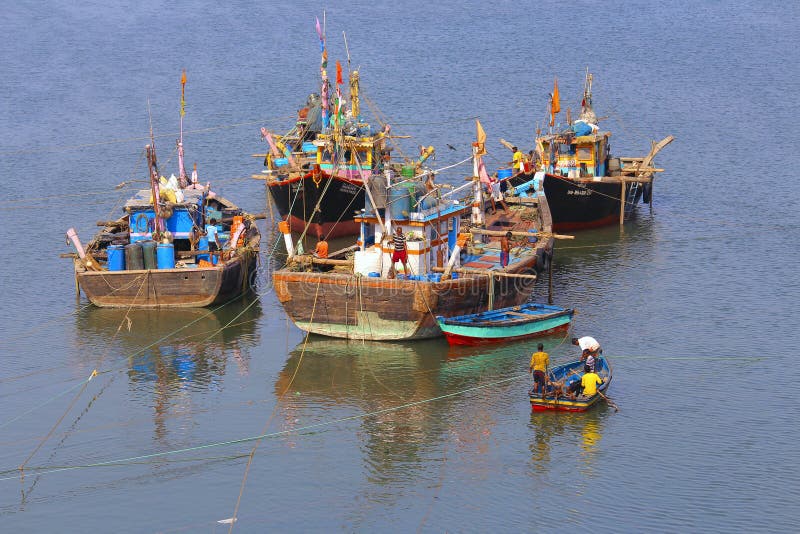 Dag till dagliv av fiskaren med fiskebåtar, avkrokflod, Anjarle, Kokan arkivbilder Dag till dagliv av fiskaren med fiskebåtar, avkrokflod, Anjarle, Kokan arkivbilder