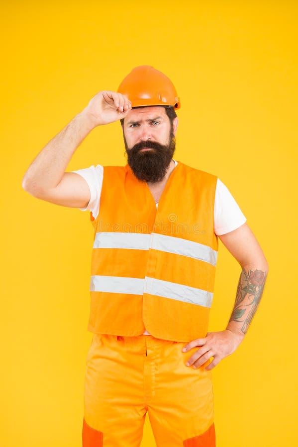 Dag van de Arbeid Veiligheidskleding voor bouwnijverheid De gebaarde brutale ingenieur van de hipsterveiligheid Het concept van d stock foto's Dag van de Arbeid Veiligheidskleding voor bouwnijverheid De gebaarde brutale ingenieur van de hipsterveiligheid Het concept van d stock foto's