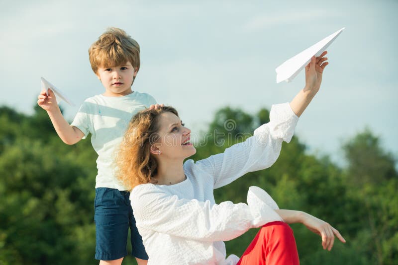 dagblomman ger m?drar mumsonen till Lycklig moder och liten son som spelar på blå sommarhimmel Lycklig familj - moder och barn på arkivfoton dagblomman ger m?drar mumsonen till Lycklig moder och liten son som spelar på blå sommarhimmel Lycklig familj - moder och barn på arkivfoton