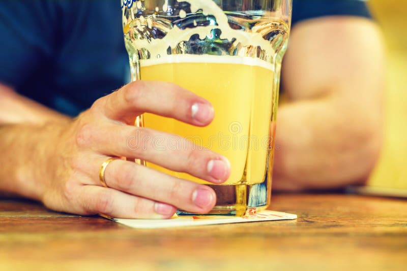 Daglichtmening aan de gehuwde mens met gouden ring het drinken bier royalty-vrije stock afbeeldingen Daglichtmening aan de gehuwde mens met gouden ring het drinken bier royalty-vrije stock afbeeldingen