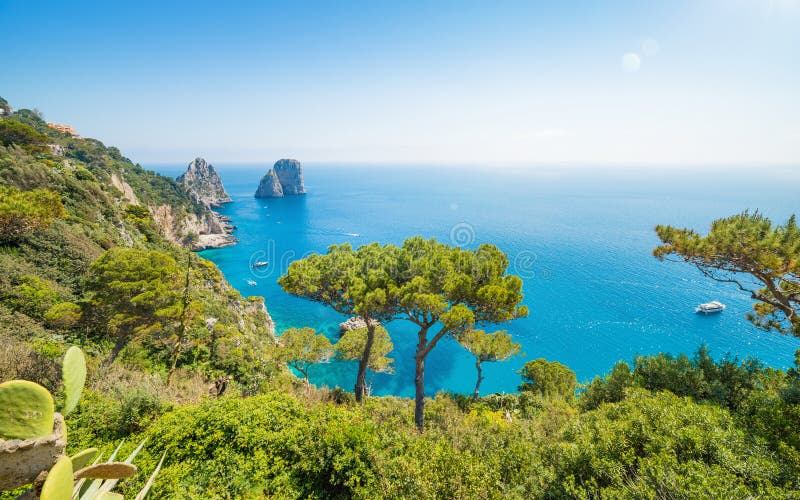 Dagsikten av berömda Faraglioni vaggar från den Capri ön, Italien royaltyfri fotografi Dagsikten av berömda Faraglioni vaggar från den Capri ön, Italien royaltyfri fotografi