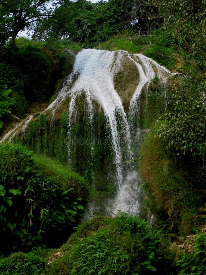 Dah Sing Tak-day falls at the Spring River County, from the Sino-Vietnamese border, 53 Monument about 50 meters away from the city of Nanning, the capital of the autonomous region, about 208 km. The main waterfall and 100 meters wide, 60 meters in depth, 70 meters gap with the board about Vietnam falls together, the total falls 208 meters wide, is Southeast Asia's largest natural waterfall, the world's second-largest transnational waterfall. Dah Sing Tak-day falls at the Spring River County, from the Sino-Vietnamese border, 53 Monument about 50 meters away from the city of Nanning, the capital of the autonomous region, about 208 km. The main waterfall and 100 meters wide, 60 meters in depth, 70 meters gap with the board about Vietnam falls together, the total falls 208 meters wide, is Southeast Asia's largest natural waterfall, the world's second-largest transnational waterfall.