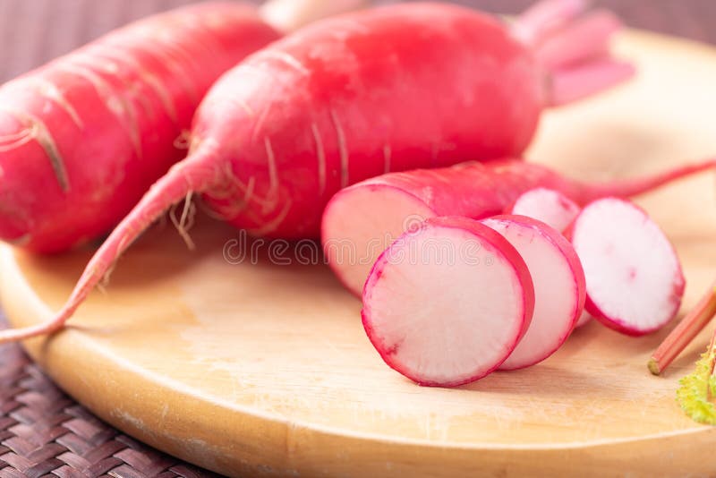 Daikon roșu ridiche legumele organice de pe piața locală asiatică royalty free stock photography