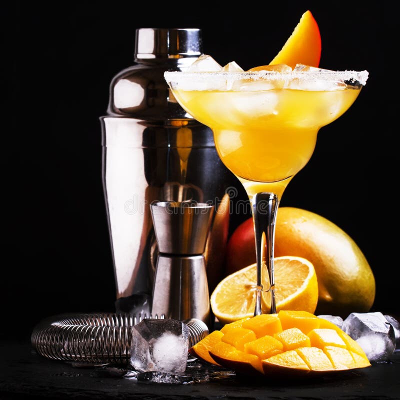 alguna cosa isla Esmerado Daiquirí Del Mango, Cóctel Alcohólico Con El Ron Blanco, Licor, Jarabe,  Jugo De Limón, Mango E Hielo En Fondo Negro Del Contador Imagen de archivo  - Imagen de hielo, tiro: 142938017