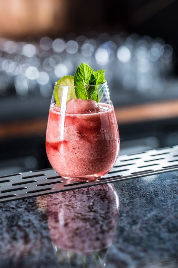 Daiquiri de morango congelado bebida do cocktail no barcounter no clube noturno ou no restaurante imagem de stock Daiquiri de morango congelado bebida do cocktail no barcounter no clube noturno ou no restaurante imagem de stock