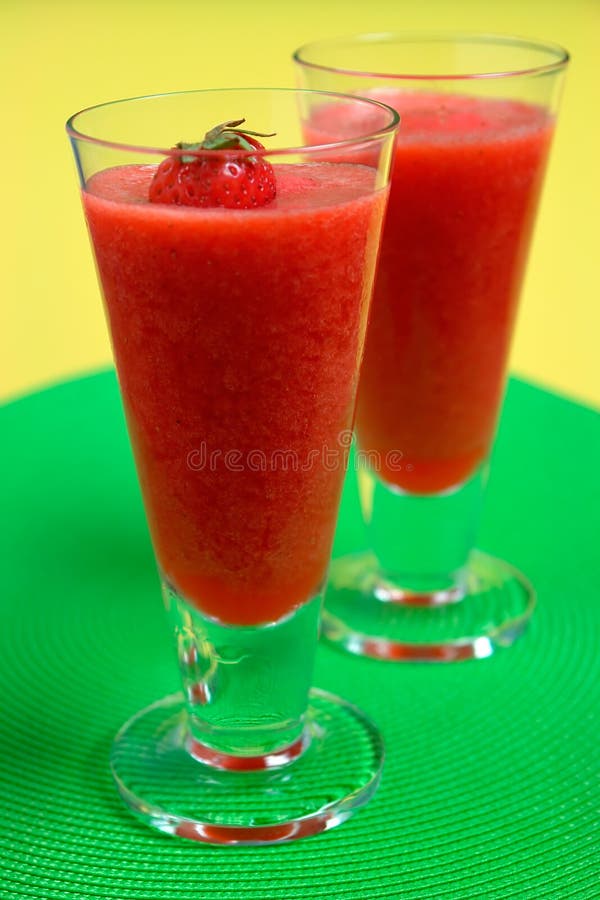 Daiquirí de fresa helado fotos de archivo