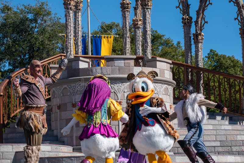 Daisy Y Donald En Mickeys Royfriend Faire En Castillo De Cinderella En  Reino Mágico Foto editorial - Imagen de selva, olaf: 176471071