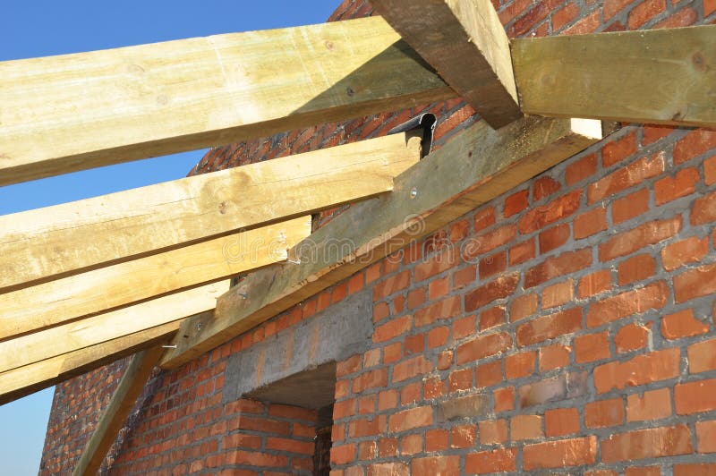 Dak-bundels Sluit op installatie van houten stralen bij bouw omhoog het systeem van de dakbundel van het huis Dakwerkbouw royalty-vrije stock afbeeldingen Dak-bundels Sluit op installatie van houten stralen bij bouw omhoog het systeem van de dakbundel van het huis Dakwerkbouw royalty-vrije stock afbeeldingen