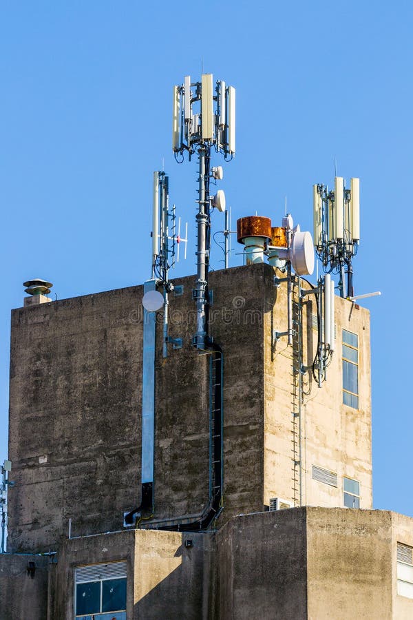 Dak Van Bouw Met GSM Antennes Stock Foto - zaken, dekking: 29032468