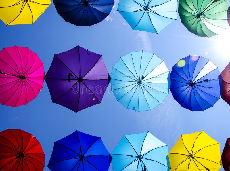 Dak van heel wat kleurrijke hangende paraplu tegen blauwe hemel stock fotografie Dak van heel wat kleurrijke hangende paraplu tegen blauwe hemel stock fotografie