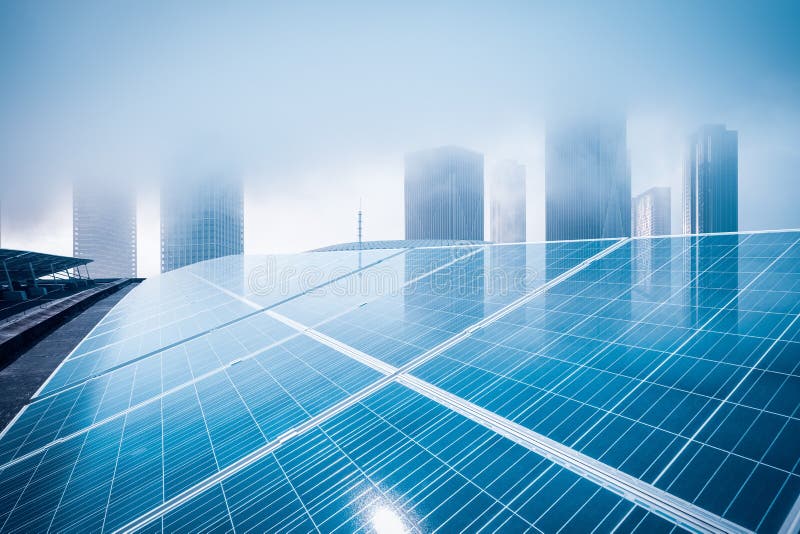Dak zonne-energie met de moderne bouw royalty-vrije stock afbeelding Dak zonne-energie met de moderne bouw royalty-vrije stock afbeelding