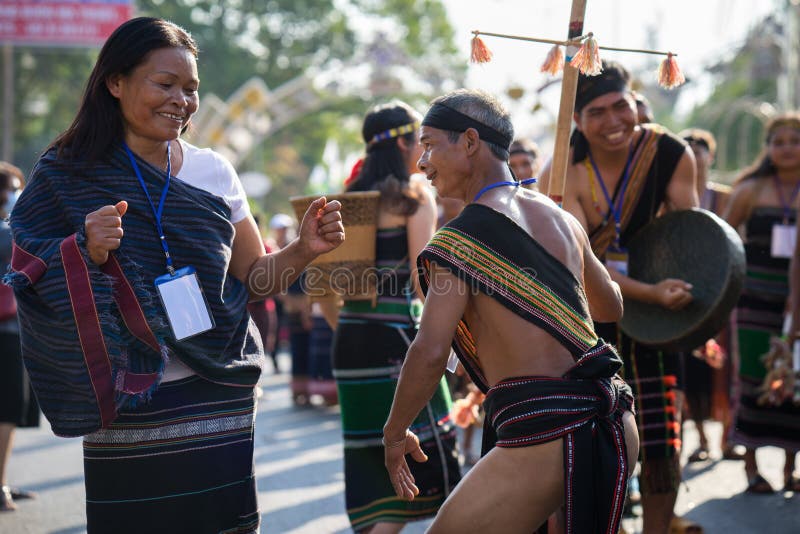 Daklak, Vietnam - 9. März 2017: Vietnamesische Leute der ethnischen Minderheit tragen die traditionellen Kostüme, die einen tradi lizenzfreies stockbild Daklak, Vietnam - 9. März 2017: Vietnamesische Leute der ethnischen Minderheit tragen die traditionellen Kostüme, die einen tradi lizenzfreies stockbild