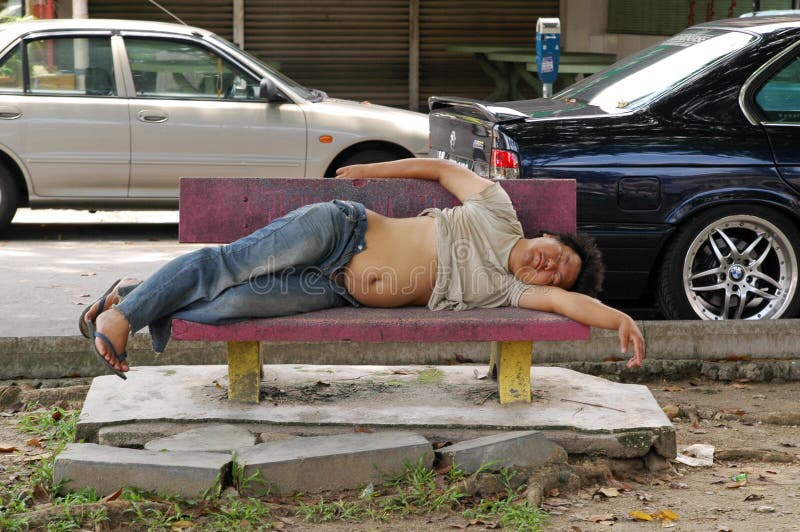 Dakloze mensenslaap op bank op stedelijke achtergrond Bedelaar op straat Het leven op straten armoede Minder helpend die stock foto's Dakloze mensenslaap op bank op stedelijke achtergrond Bedelaar op straat Het leven op straten armoede Minder helpend die stock foto's