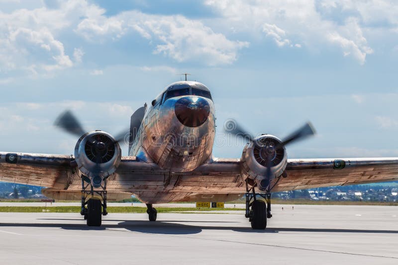 Dakota Douglas C 47 przewieziony stary samolot wsiadał na pasie startowym