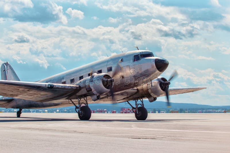 Dakota Douglas C 47 przewieziony stary samolot wsiadał na pasie startowym