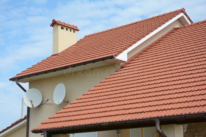 Dakwerkbouw Het huis met rode klei betegelde dak en geveltop en valleitype van dakbouw stock afbeelding Dakwerkbouw Het huis met rode klei betegelde dak en geveltop en valleitype van dakbouw stock afbeelding
