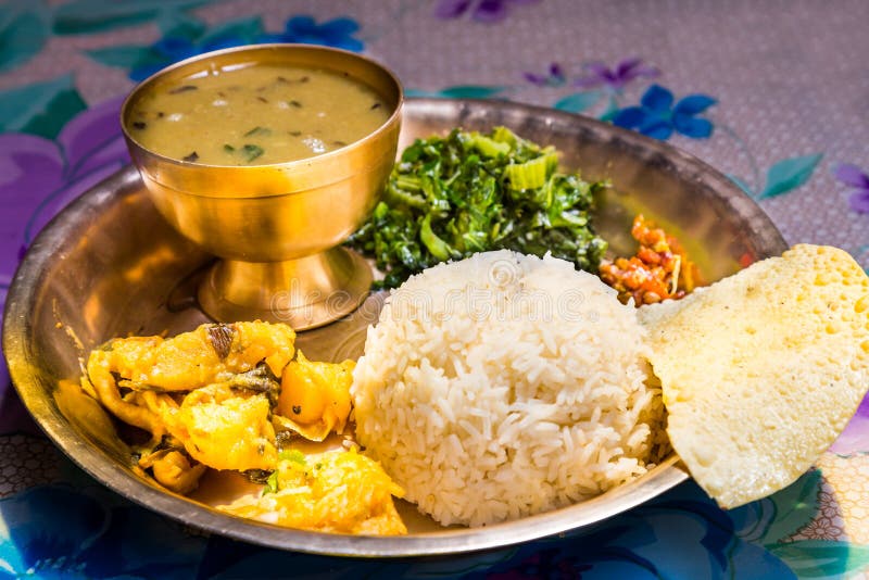 Dal Bhat, traditionele Nepali-maaltijdschotel met rijst, linzensoep, groenten, papadum en kruiden royalty-vrije stock afbeeldingen Dal Bhat, traditionele Nepali-maaltijdschotel met rijst, linzensoep, groenten, papadum en kruiden royalty-vrije stock afbeeldingen
