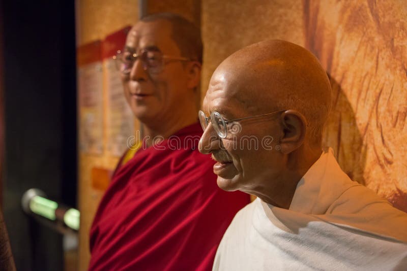 Dalai Lama et Gandhi dans le musée de Madame Tussauds images libres de droits Dalai Lama et Gandhi dans le musée de Madame Tussauds images libres de droits