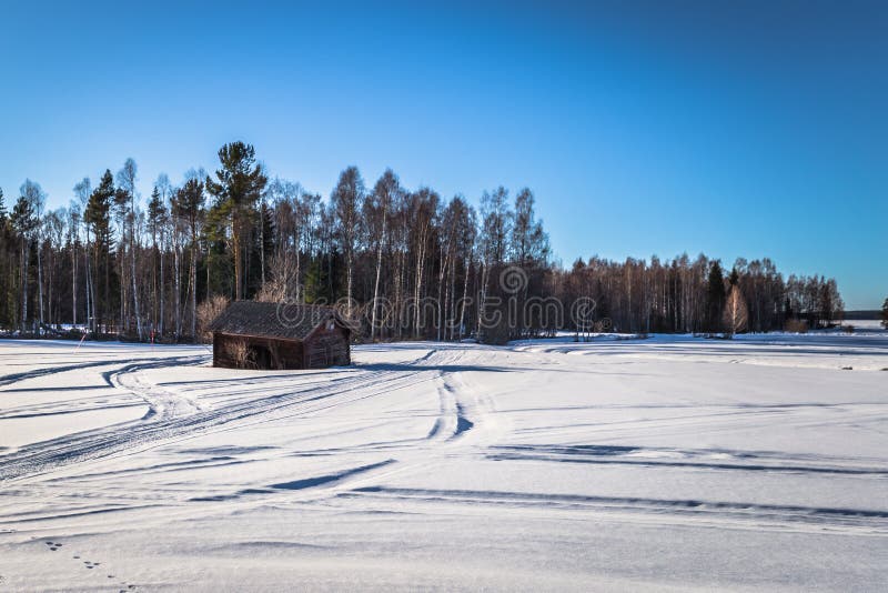 Dalarna - 30 mars 2018 : Maison en bois solitaire dans la région sauvage froide de Dalarna, Suède image stock Dalarna - 30 mars 2018 : Maison en bois solitaire dans la région sauvage froide de Dalarna, Suède image stock