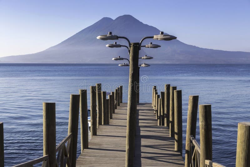 Dalekie Jezioro Pier Atitlan Harbor Dalekie Wulkan Sierra Madre Góry Gwatemala Highlands fotografia stock Dalekie Jezioro Pier Atitlan Harbor Dalekie Wulkan Sierra Madre Góry Gwatemala Highlands fotografia stock