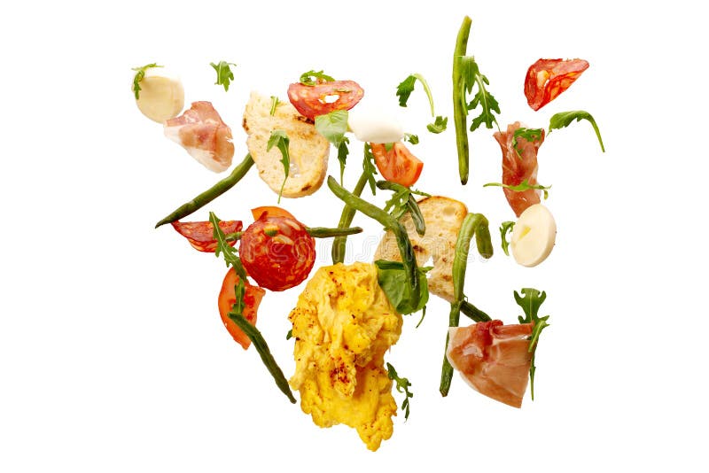 Dalende groenten Plakken van tomaat, eieren, asperge, arugula, salami, prosciutto en toost verse saladeingrediënten in de lucht royalty-vrije stock afbeeldingen Dalende groenten Plakken van tomaat, eieren, asperge, arugula, salami, prosciutto en toost verse saladeingrediënten in de lucht royalty-vrije stock afbeeldingen