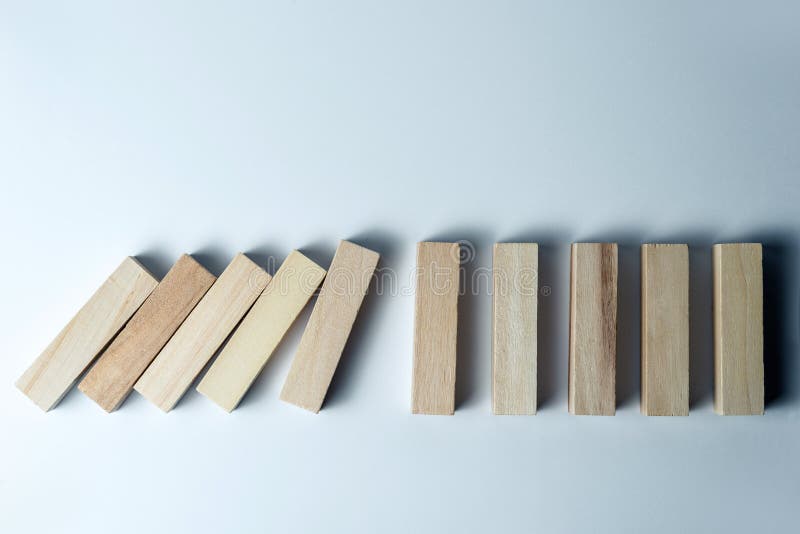 Dalende houten kubussen, als symbool van nederlaag, verkeerde besluit en instorting, betreffende een ongelijke witte achtergrond stock foto Dalende houten kubussen, als symbool van nederlaag, verkeerde besluit en instorting, betreffende een ongelijke witte achtergrond stock foto