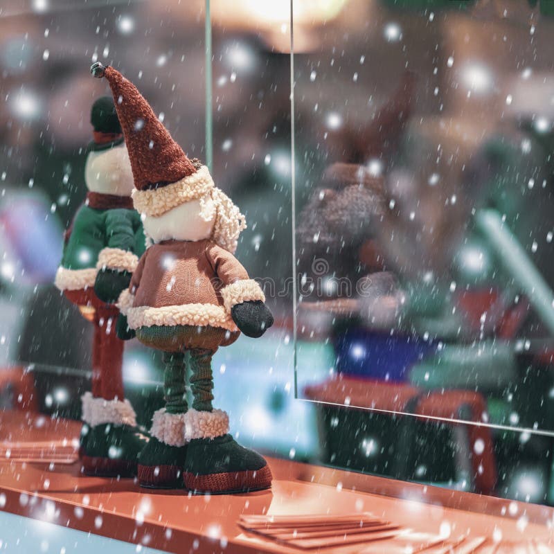 Dalende sneeuw, sneeuwvlokken, sneeuwman en Kerstmanspeelgoed dichtbij het venster terug naar ons, Kerstmisbinnenhuisarchitectuur stock afbeeldingen Dalende sneeuw, sneeuwvlokken, sneeuwman en Kerstmanspeelgoed dichtbij het venster terug naar ons, Kerstmisbinnenhuisarchitectuur stock afbeeldingen