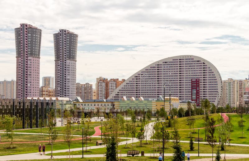 Dalian πυλώνες ομάδας ηλεκτρικής ενέργειας της Κίνας κτηρίων διαμερισμάτων στοκ εικόνες με δικαίωμα ελεύθερης χρήσης