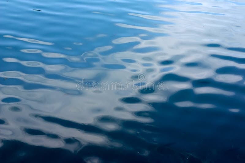 Dall'azzurro dell'acqua fotografia stock libera da diritti Dall'azzurro dell'acqua fotografia stock libera da diritti