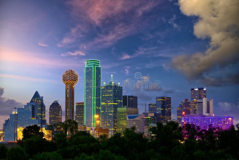 Dallas al crepuscolo fotografie stock Dallas al crepuscolo fotografie stock