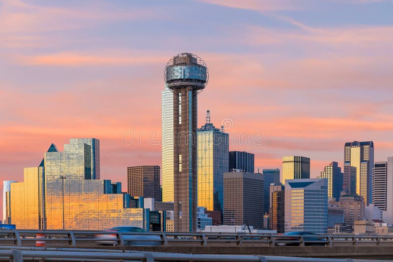 Dallas City-Skyline in der Dämmerung lizenzfreie stockfotografie Dallas City-Skyline in der Dämmerung lizenzfreie stockfotografie