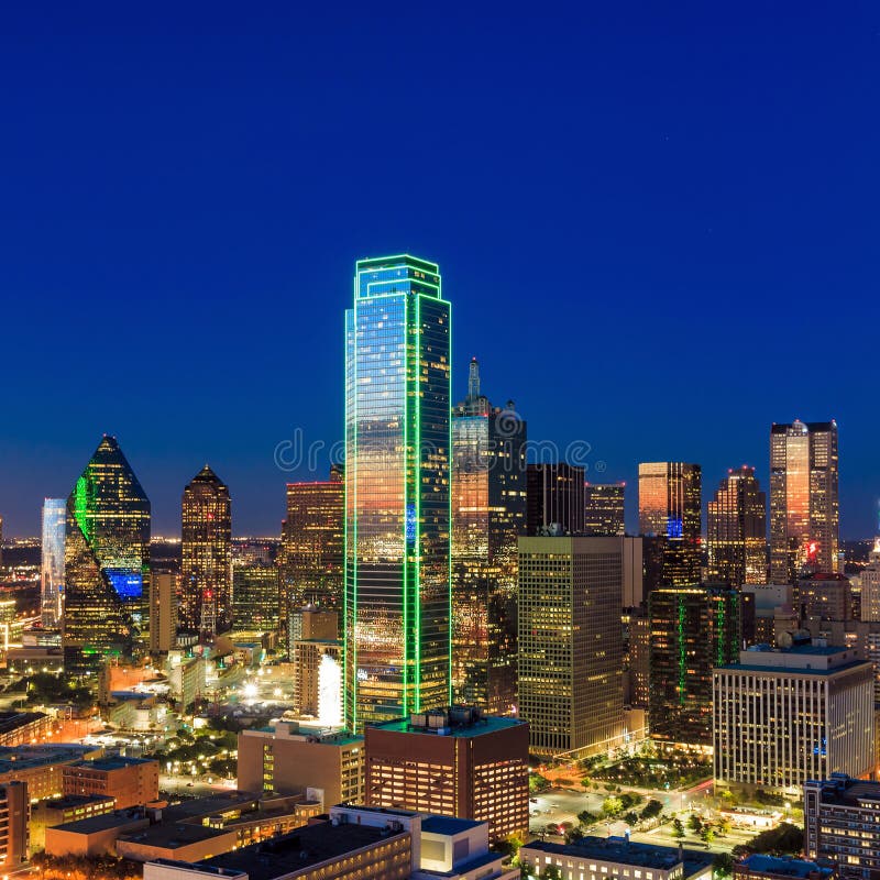 Dallas, cityscape van Texas met blauwe hemel bij zonsondergang royalty-vrije stock foto's Dallas, cityscape van Texas met blauwe hemel bij zonsondergang royalty-vrije stock foto's
