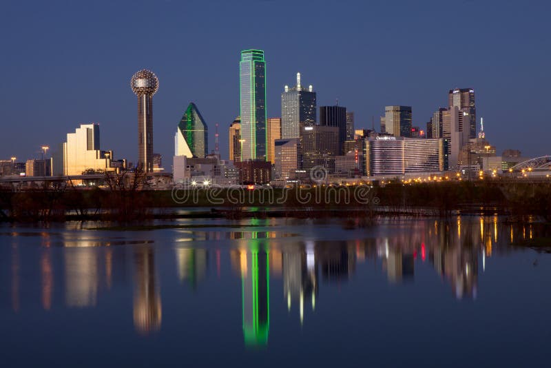 Dallas del centro, il Texas alla notte con il fiume Trinity fotografia stock Dallas del centro, il Texas alla notte con il fiume Trinity fotografia stock