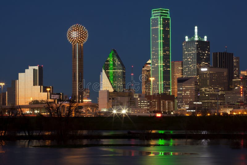 Dallas Del Centro, Il Texas Alla Notte Con Il Fiume Trinity Immagine