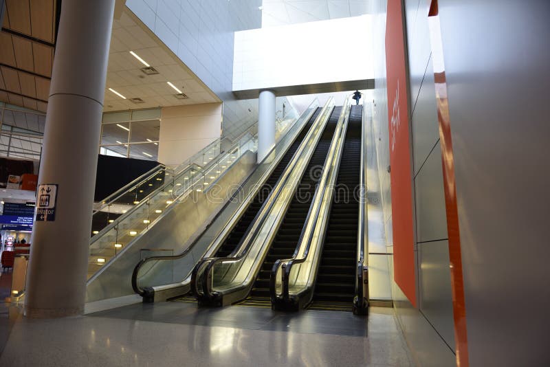 Dallas-fort en valeur l'aéroport international, escalators mobiles grands photo libre de droits Dallas-fort en valeur l'aéroport international, escalators mobiles grands photo libre de droits