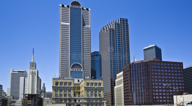 Dallas im Stadtzentrum gelegen lizenzfreie stockbilder Dallas im Stadtzentrum gelegen lizenzfreie stockbilder