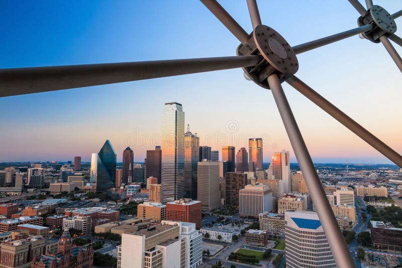 Dallas, paysage urbain du Texas avec le ciel bleu au coucher du soleil photos stock Dallas, paysage urbain du Texas avec le ciel bleu au coucher du soleil photos stock