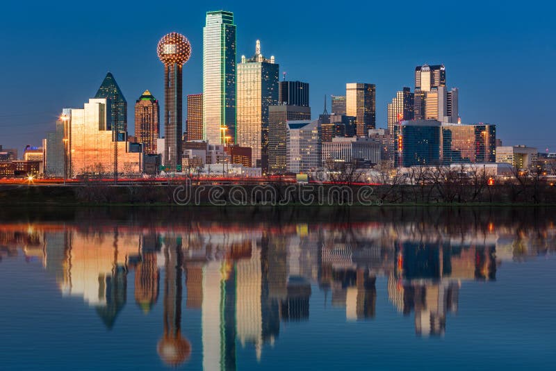 Dallas skyline odráža v zatopenej Trojice Rieke na západ slnka.